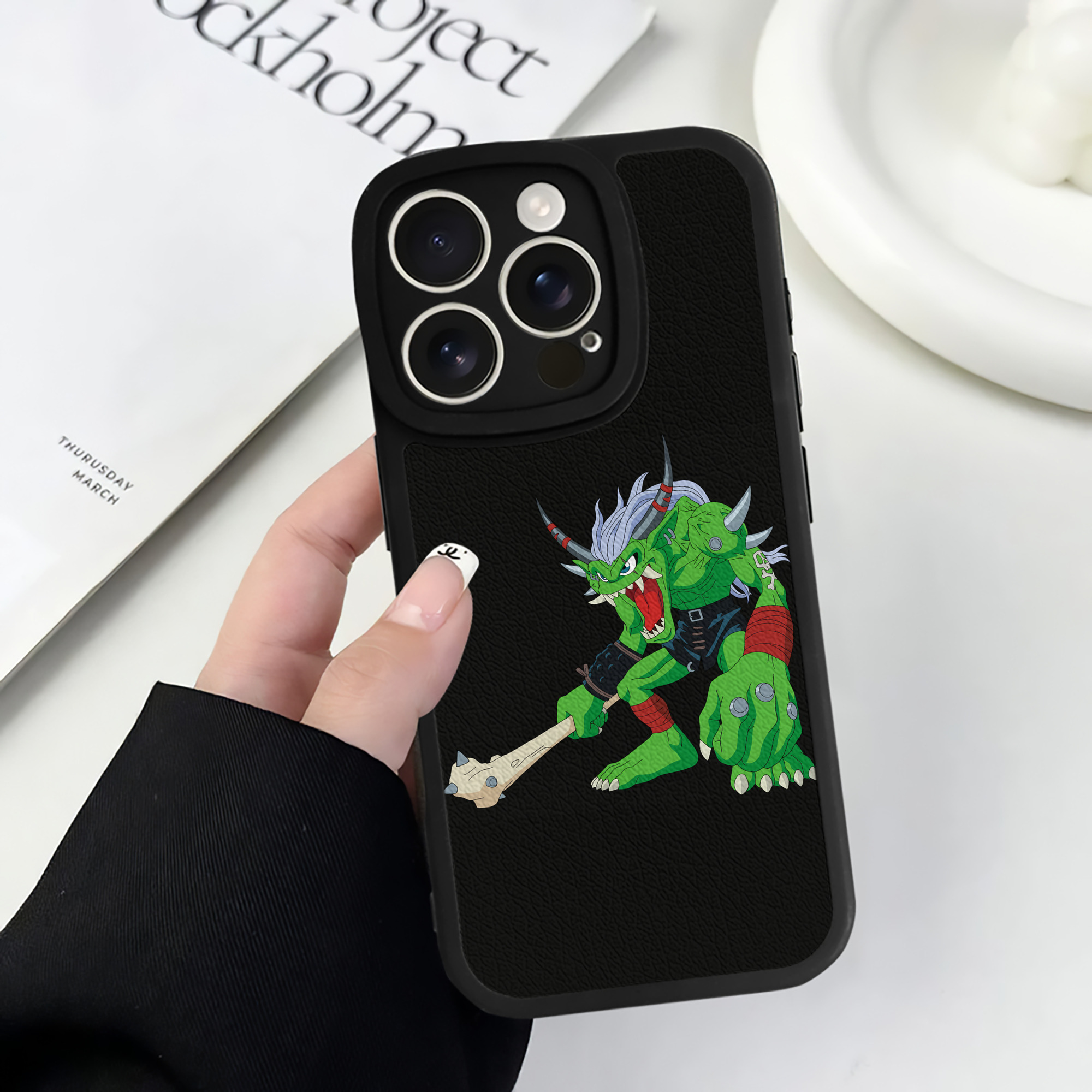（画像用） Digimon デジタルモンスター/デジモン 【iPhone 16シリーズ対応】シリコンスマホケース（レザー調） 材質：シリコン